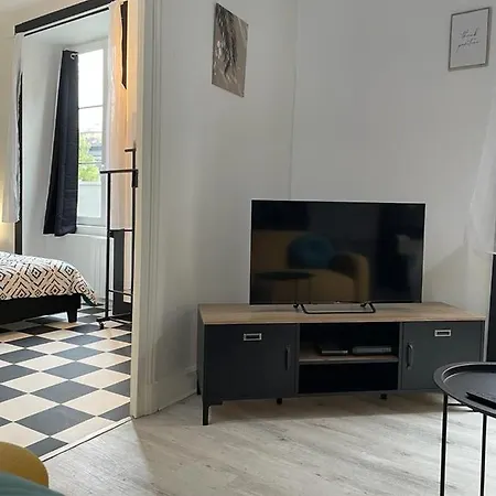 Les Aiguilles Dorees - Marche Saint Pierre, Victoire, Jaude Lejlighed